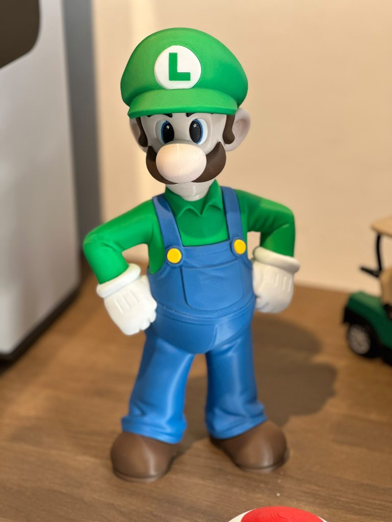 Geprinte figuur in groen en blauw, van dichtbij