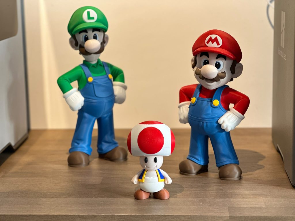 Drie geprinte figuren naast elkaar