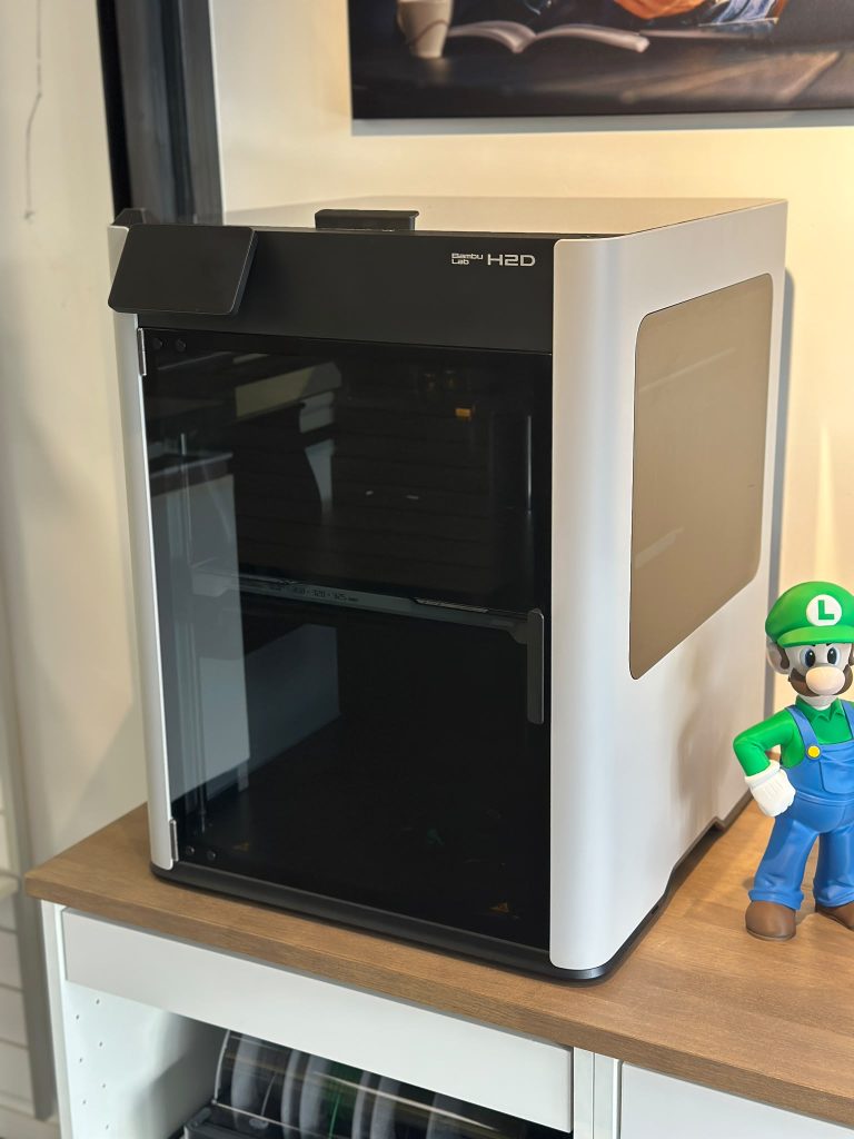 Bambu Lab-printer met een geprinte figuur ernaast