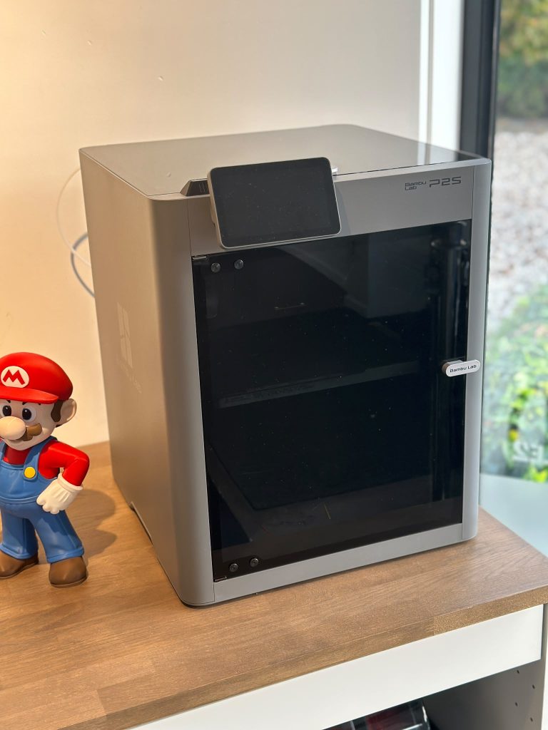 Grijze Bambu Lab-printer met gesloten behuizing