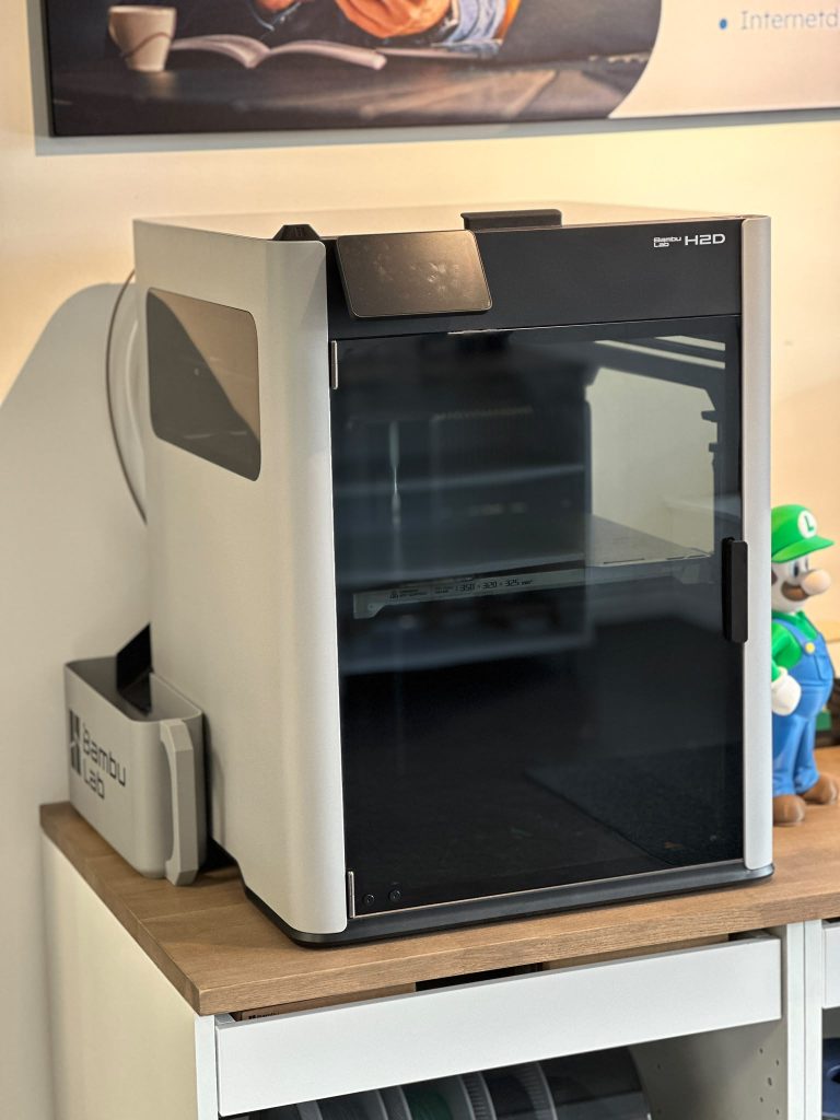 Witte Bambu Lab-printer met gesloten behuizing
